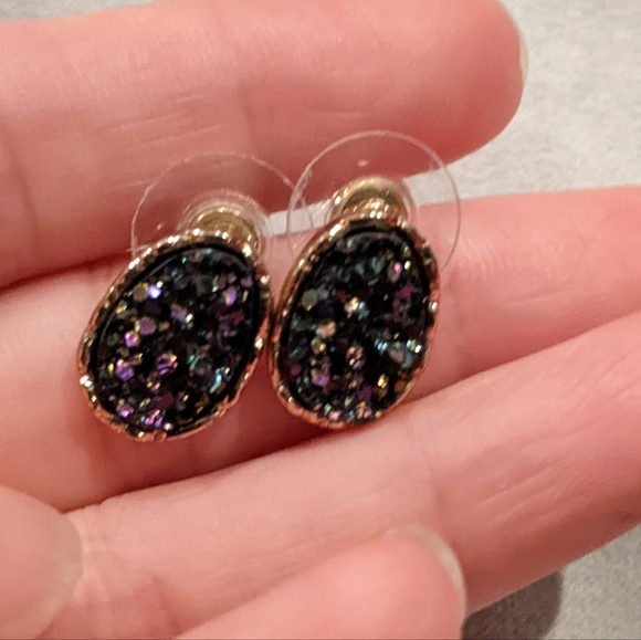 Dark purple iredescent druzy stud earrings - Picture 5 of 7